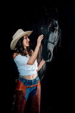 frau und pferd cowgirl hut jeans