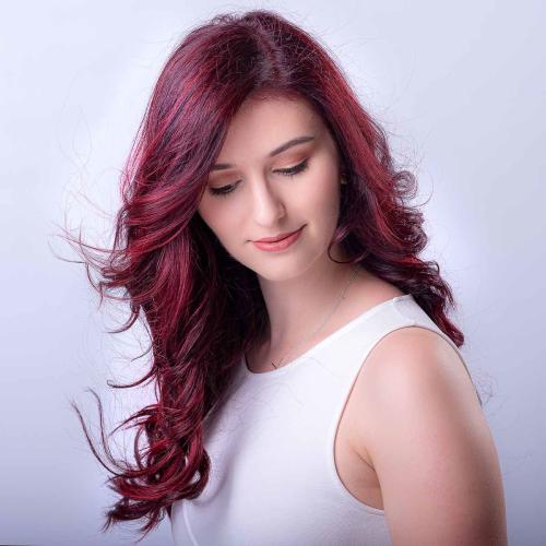 frau mit roten haaren locken haarverlängerung